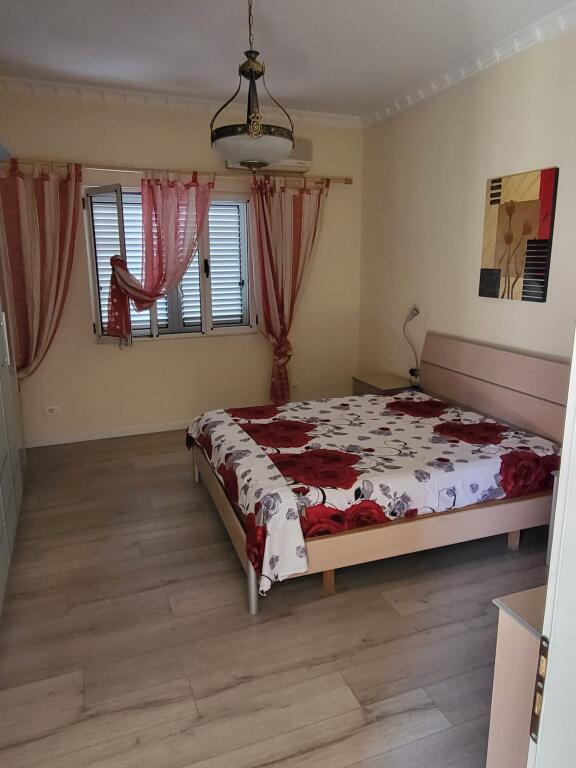 Jepet me qera 2+1 mobiluar kat 3 vile Myslym Shyri 650 eu