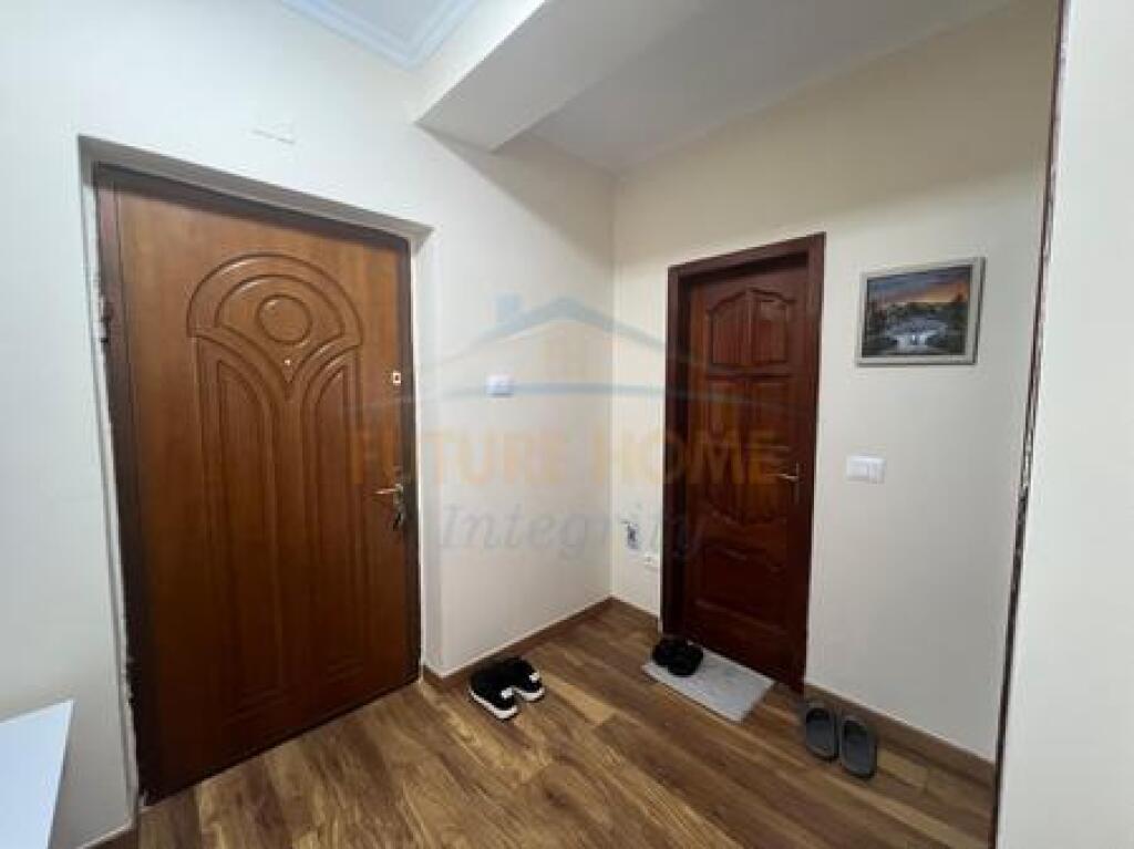 Shitet, Apartament 1+1, Pazari I Ri , Tiranë.