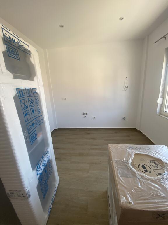 2+1,pjeserisht i mobiluar,hyrje private,sauk i ri,350 euro