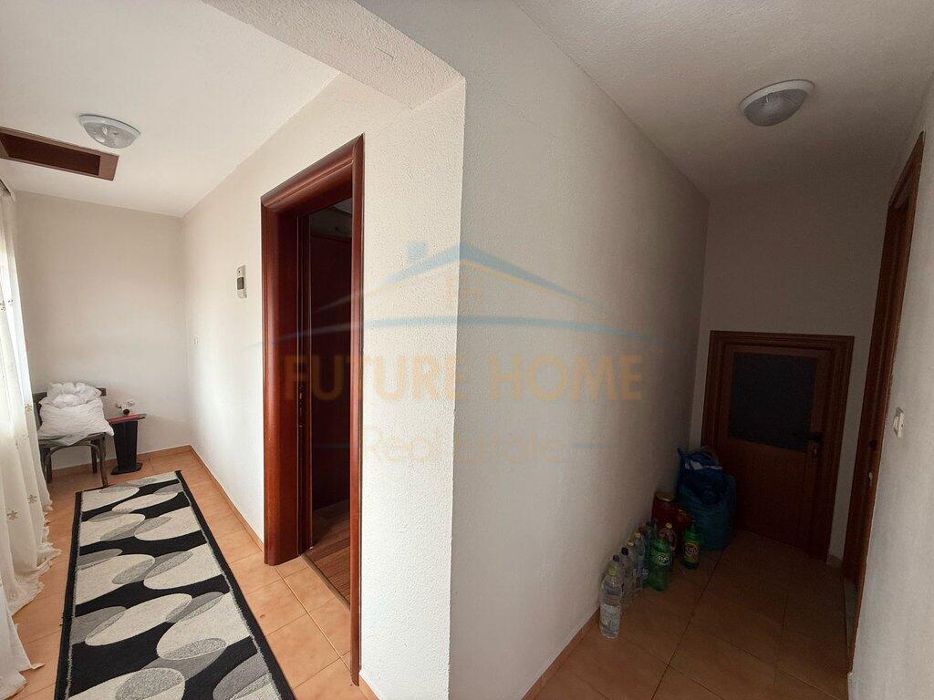 In vendita, villa su 2 piani, Quartiere 1, Pogradec