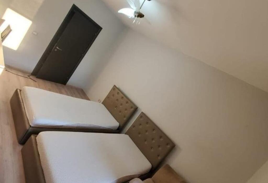 Jepet me qera apartament 2+1 te Rruga Bardhyl Perballe me Bar Oslo,