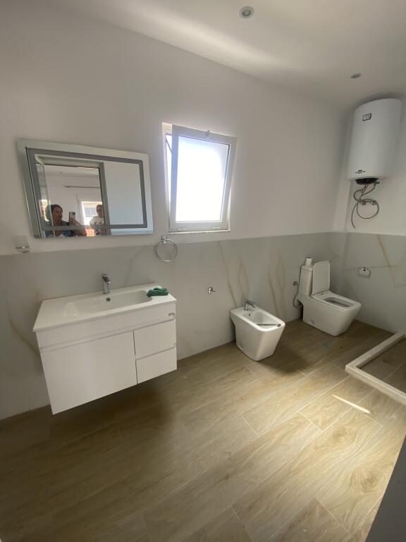 2+1,pjeserisht i mobiluar,hyrje private,sauk i ri,350 euro