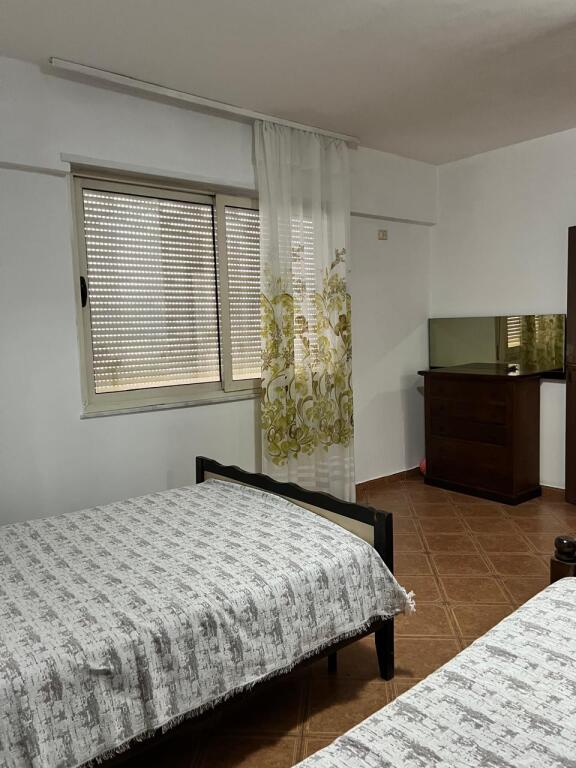 Jepet  me qera apartament  2+1 Rruga e Kavajes