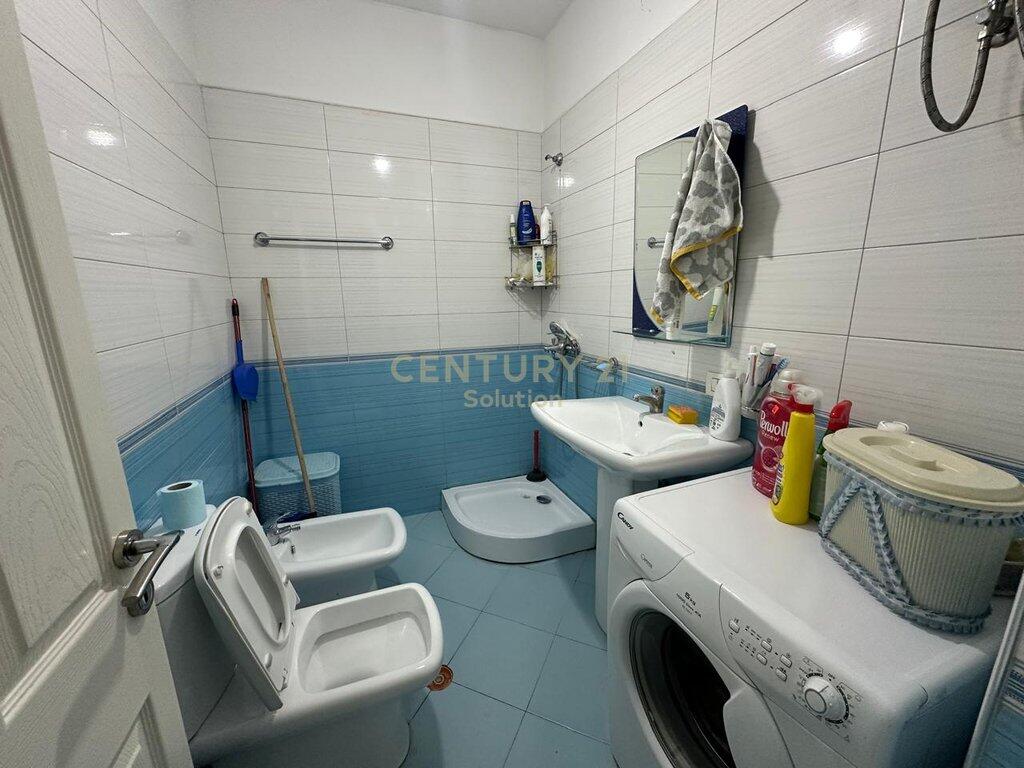 Ofrojme per qira apartament te tipologjise 1+1 ne rrugen e Dibres prane Spitalit Amerikan 2. Apartamenti organizohet nga nje korridor shperndares, sallon i bollshem sebashku me ambientin e gatimit, nje dhome gjumi si dhe nje tualet. Ofrohet totalisht i mobiluar ne nje zone mjaft te aksesueshme dhe te preferuar per banim. Per me shume informacion ose nje vizite ne prone na kontaktoni!