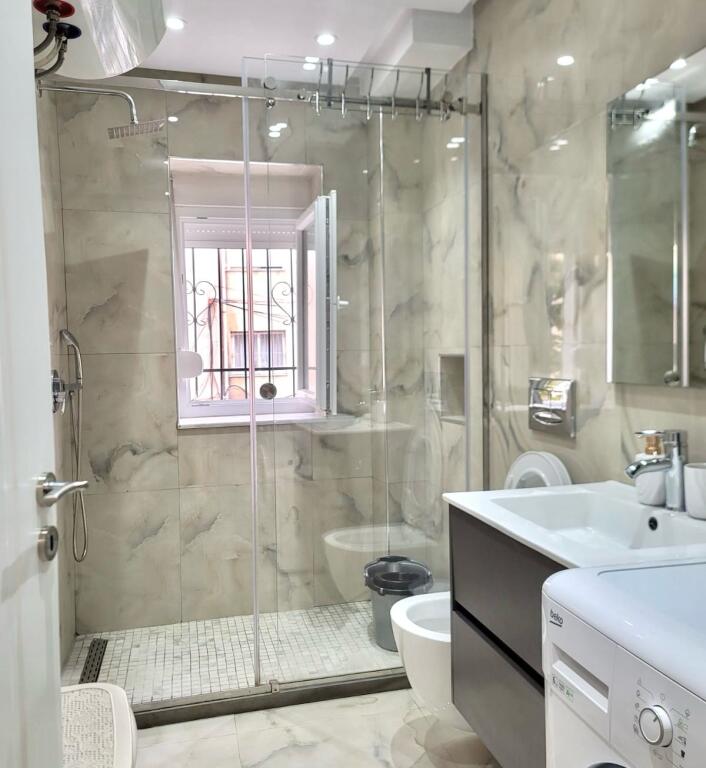 Me Qera: Apt 2+1 ( Petro Nini - Liqeni, Rr. Kosovareve ) K2, Pllt Ekzistues  | I Kompletuar || 550€/Muaj