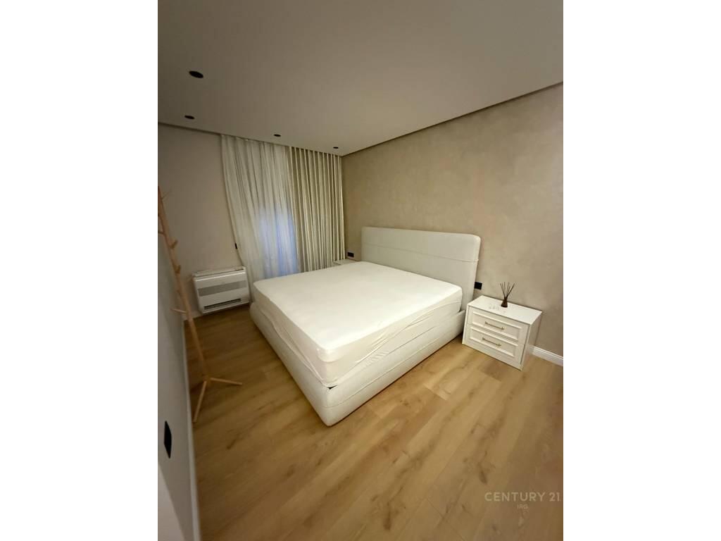 Appartamento 2+1+2+ Posto Auto vicino a Rruga e Kavajes!