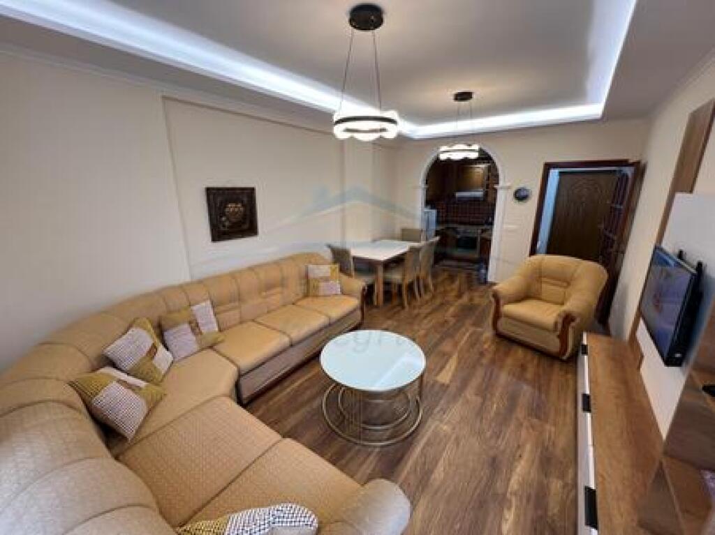 Shitet, Apartament 1+1, Pazari I Ri , Tiranë.