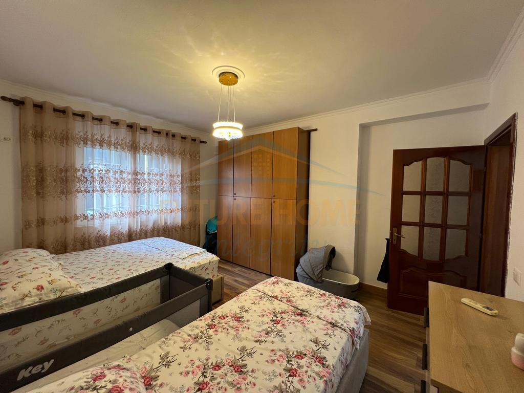 Shitet, Apartament 1+1, Pazari I Ri , Tiranë.