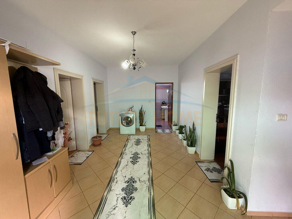 In vendita, villa su 2 piani, Quartiere 1, Pogradec