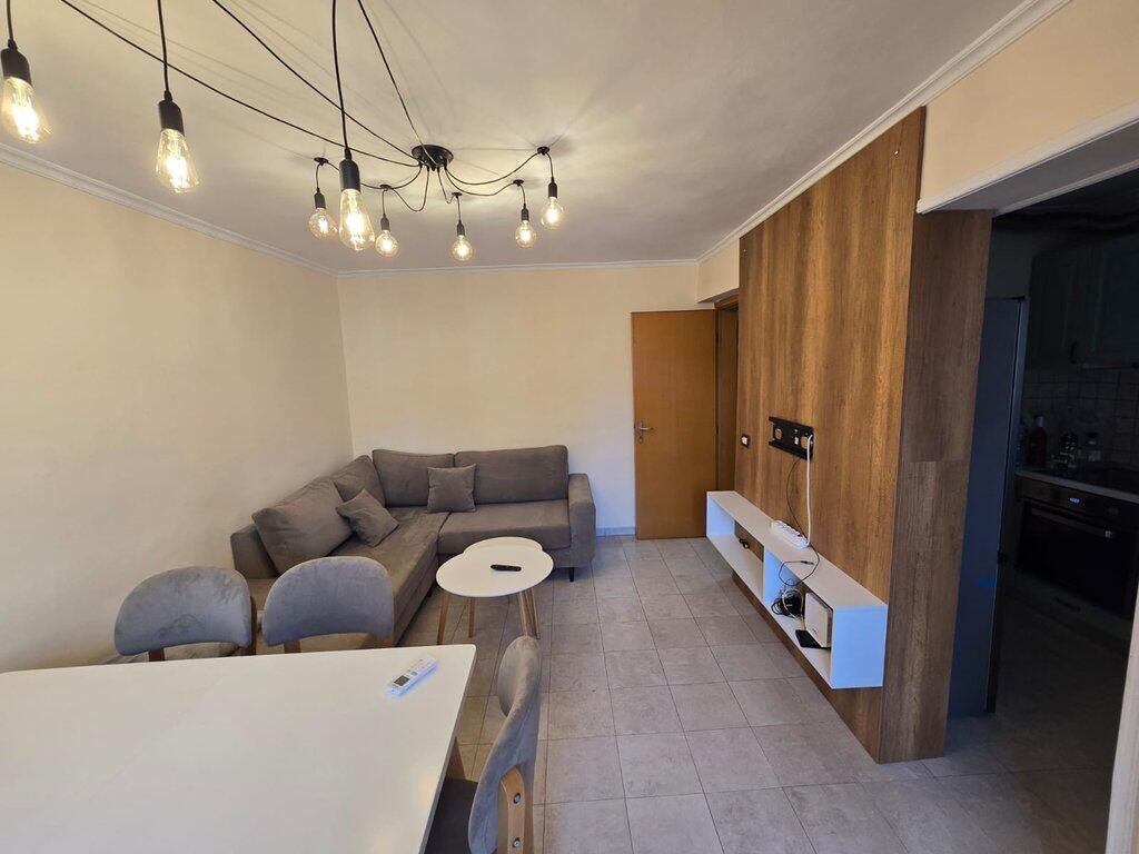 Jepet me Qira – Apartament 1+1 pranë ish-Stacionit të Trenit, Tiranë