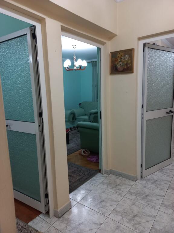 Jepet me qera apartament 2+1 Tek 21 dhjetori