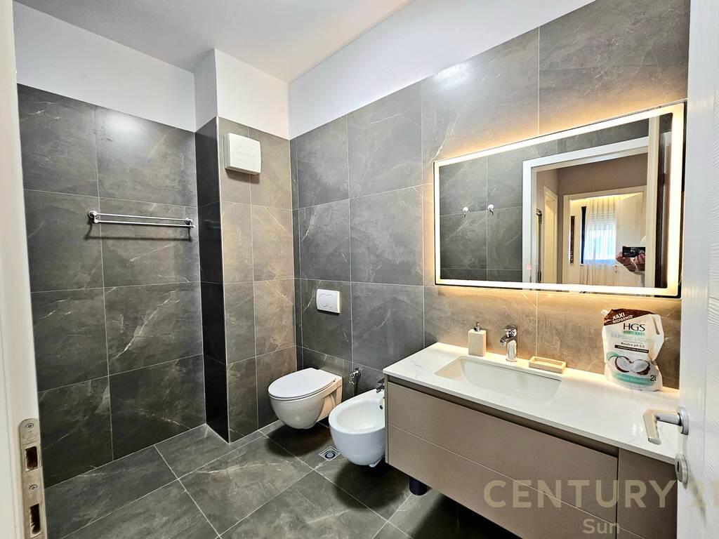 🏡 APARTAMENT 1+1 + POST PARKIMI NË LIQENIN E THATË – PRANË HOTEL RADISSON