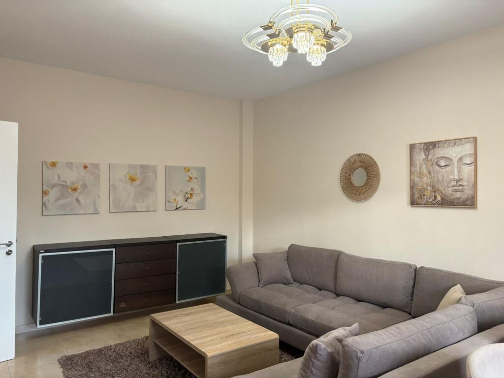 Ne zonen e Rruges se Elbasanit,prane Pallatit te Brigadave,jepet me qera apartament 2+1,i mobiluar.600 Euro
