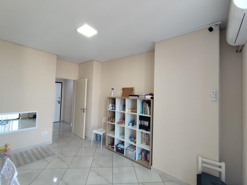 Jepet me qira ambient per zyra apo klinika me pamje nga rruga kryesore, perballe Spitalit Amerikan 3