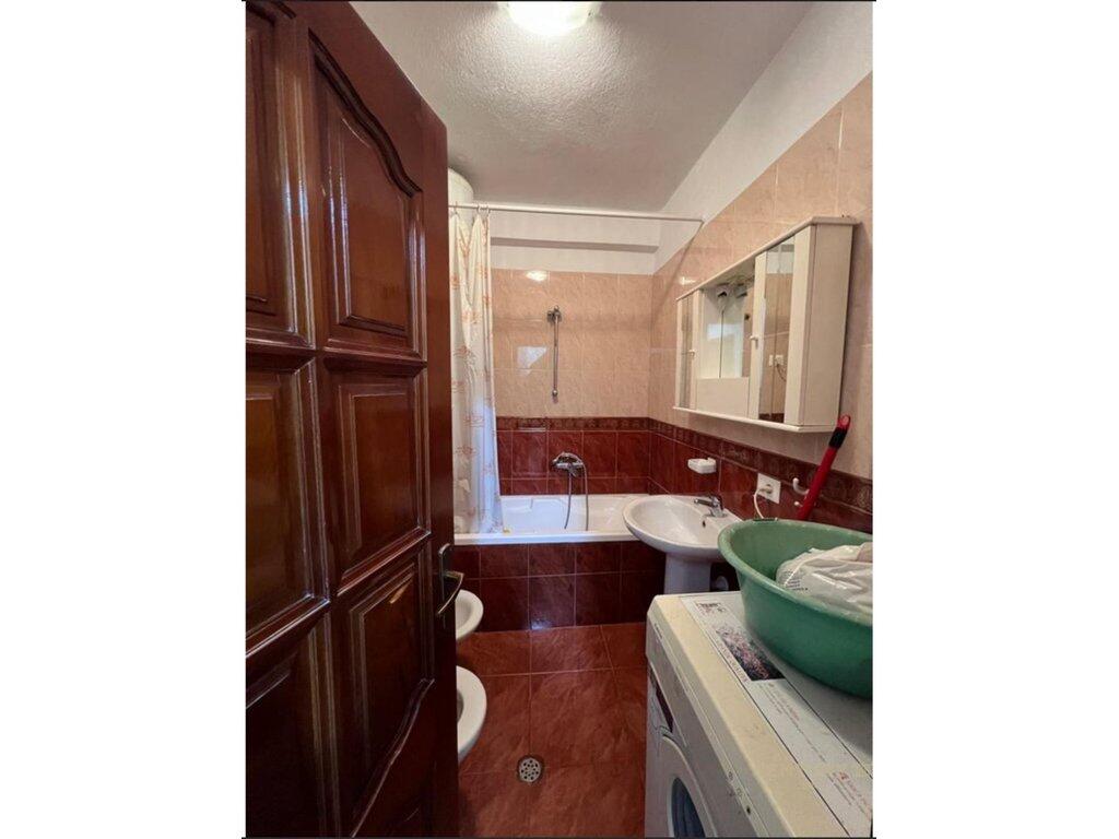 Shitet Apartament 1+1 ne katin e 2, te nje objekti te ndertuar ne vitin 2005, i pajisur me ashensor. Apartamenti ka Sipërfaqe 68m2 neto dhe organizohet ne nje kordior shperndares, Ambjenti i ndenjes + kuzhina e gatimit, dhoma e gjumit, tualeti dhe ballkoni. Apartamenti disponon Certificate Pronesie. Per me teper detaje me kontaktoni !  Çmimi i Apartamentit eshte 170,000€