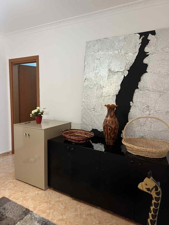 Jepet me qira 2+1+2 ZOGU I ZI 700€