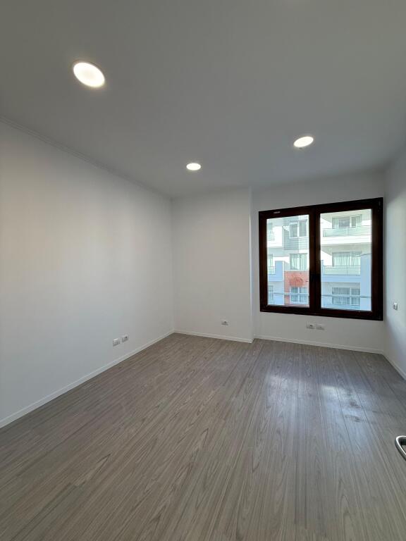 Office for rent at Hilton, 190m2, 250'000 leke