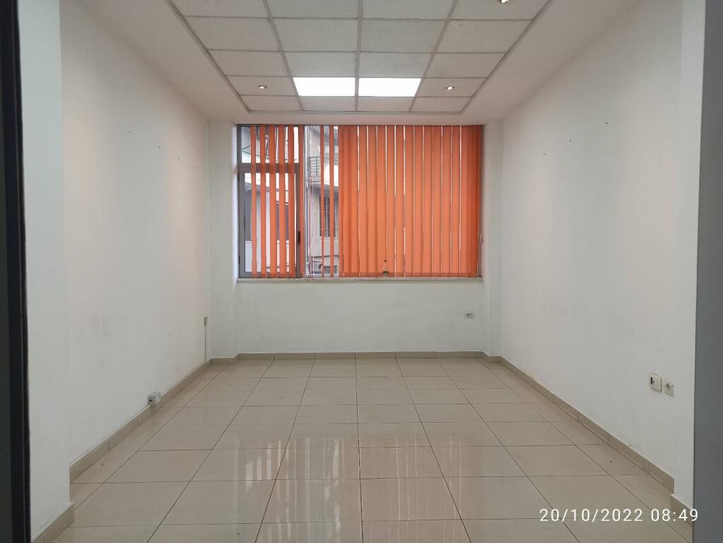 🏢Via Dibra, vicino al Complesso Halili, si affitta locale commerciale, con superficie 28, Vuoto 30.000 Lek (Netto)

