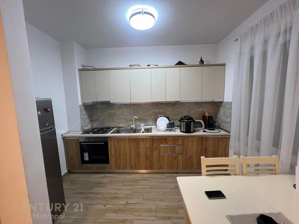 Apartament 1+1 + post parkimi Me Qira në Rruga 5 Maji!