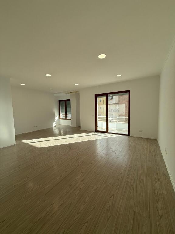 Office for rent at Hilton, 190m2, 250'000 leke