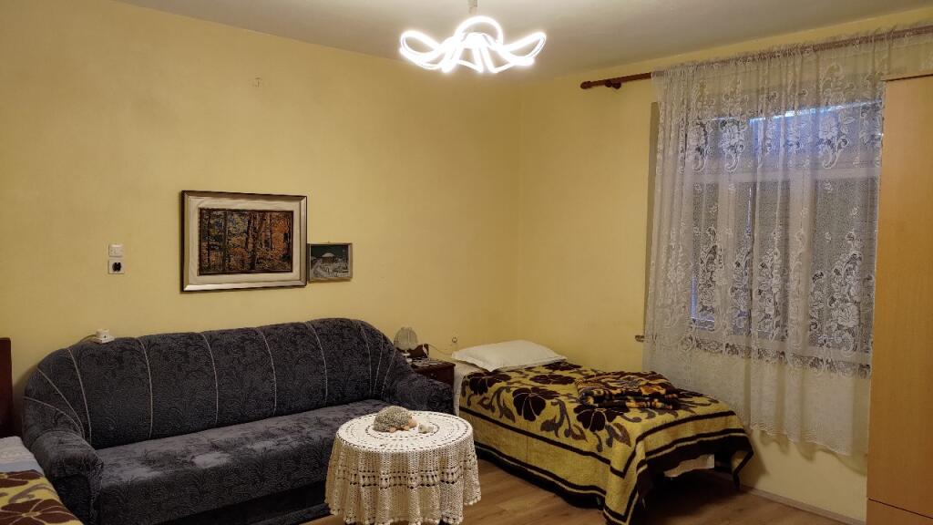 🏠Rruga Mine Peza,pas Komisariatit Nr.3 jepet me qera kati i 1-re i nje vile 2+1,i mobiluar 60,000Leke   
