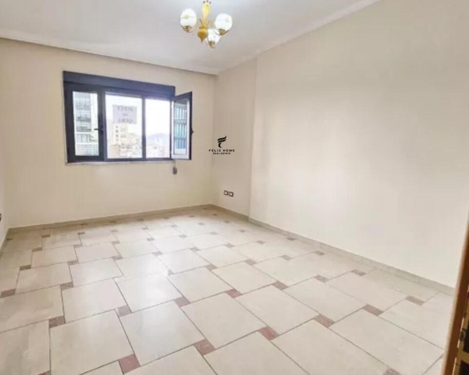 ZYRE ME QERA 74M2 QENDER 800 EURO