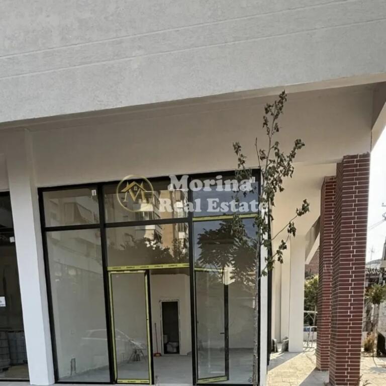 Affitto, Locale Commerciale, a Pazari i Ri,  1000 euro/mese.