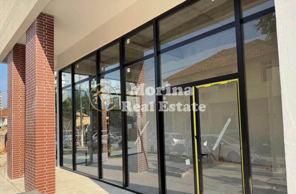 Affitto, Locale Commerciale, a Pazari i Ri,  1000 euro/mese.