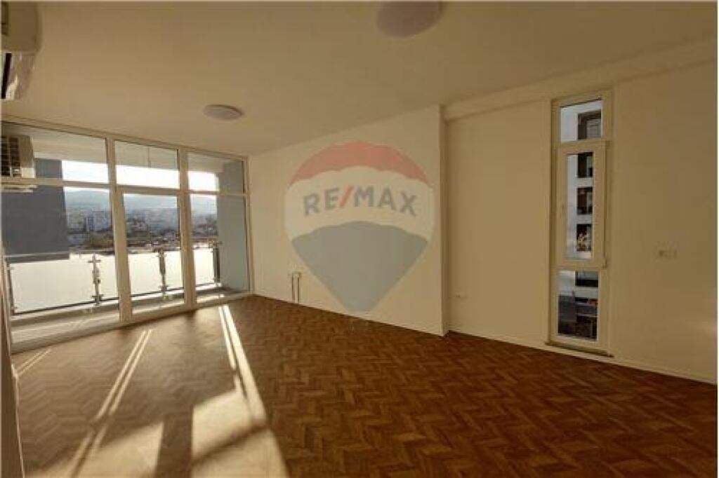INVESTED OFFICE FOR RENT IN THE MUNICIPALITY OF PARIS !
