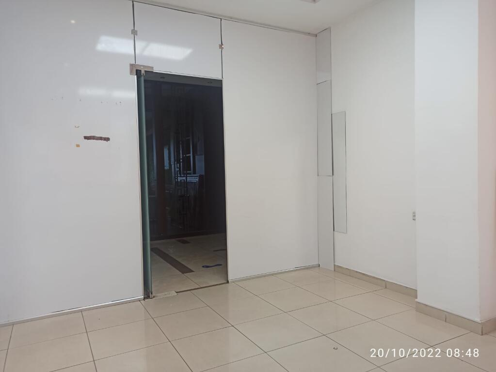 🏢Via Dibra, vicino al Complesso Halili, si affitta locale commerciale, con superficie 28, Vuoto 30.000 Lek (Netto)
