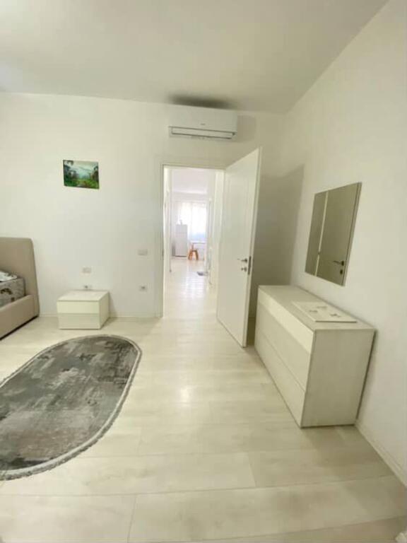 🏡 Me Qira – Apartament 2+2+1 📍 Liqeni i Thatë – Kompleksi FZ, kati i 2 📐 Apartament i bollshëm me organizim modern 🛋️ I mobiluar dhe gati për banim  💶 Qiraja: 650 € / muaj  
