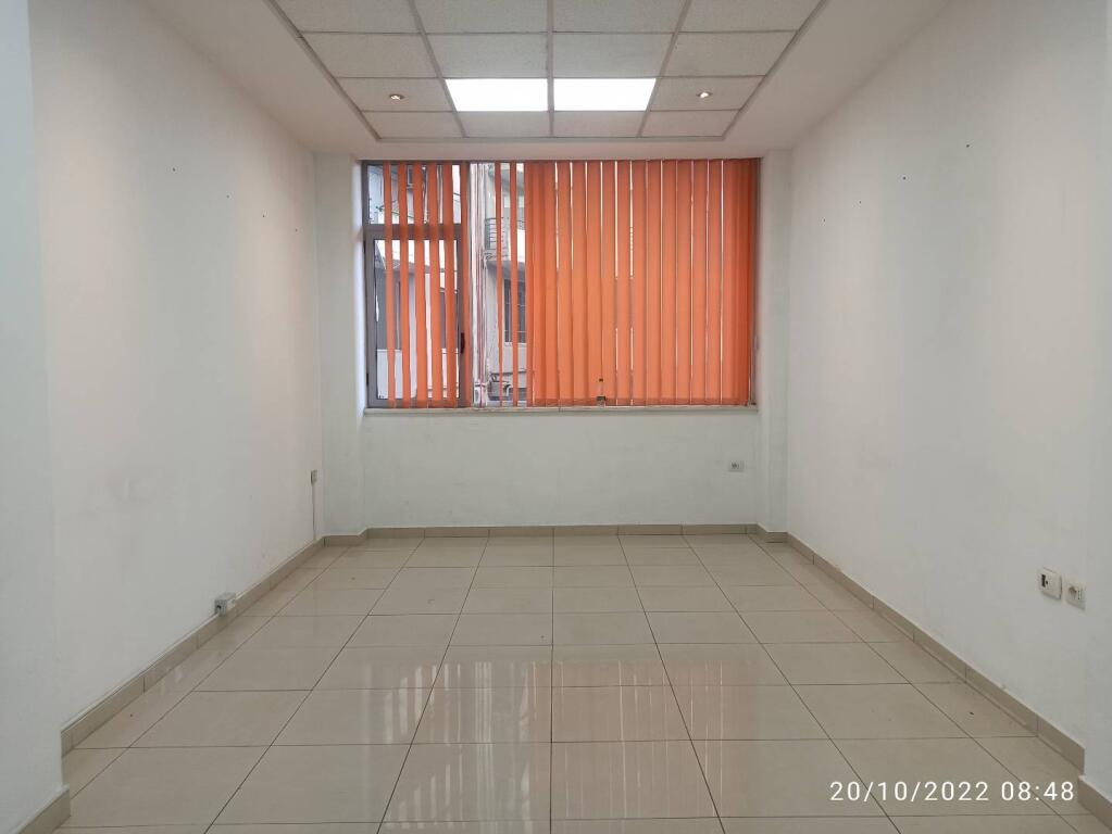 🏢Via Dibra, vicino al Complesso Halili, si affitta locale commerciale, con superficie 28, Vuoto 30.000 Lek (Netto)
