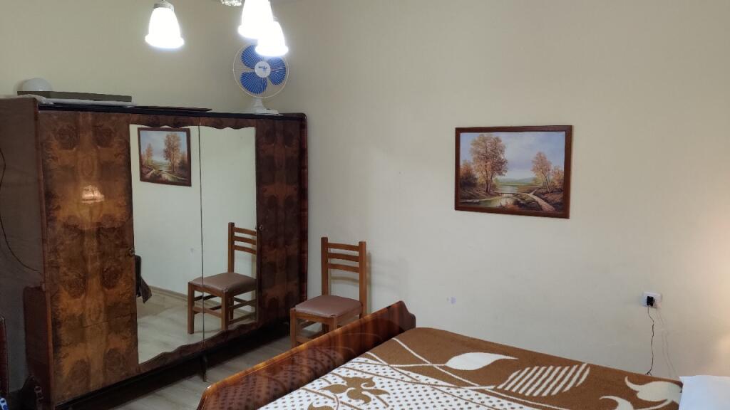 🏠Rruga Mine Peza,pas Komisariatit Nr.3 jepet me qera kati i 1-re i nje vile 2+1,i mobiluar 60,000Leke   