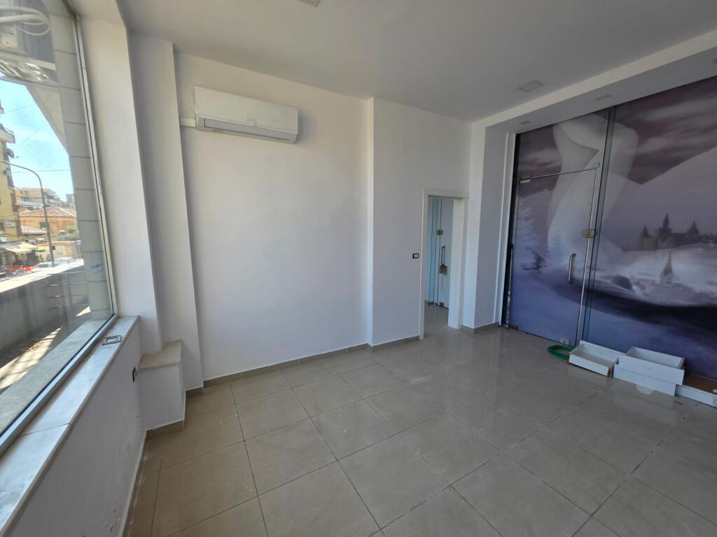 Via Dibres, vicino al Complesso Halili, si affitta locale commerciale, con superficie di 47.7m2, vuoto. 400 Euro (Netto)
