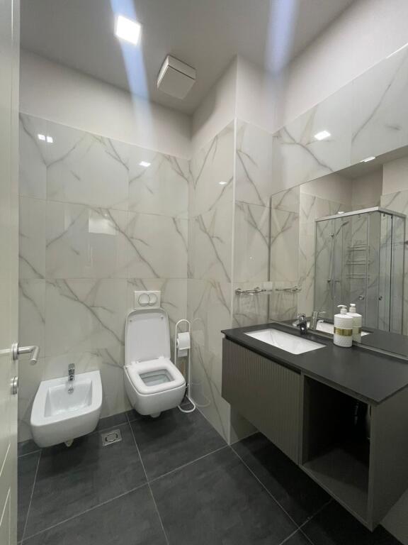 Jepet me qira apartament 1+1 tek Kompleksi Delijorgji .