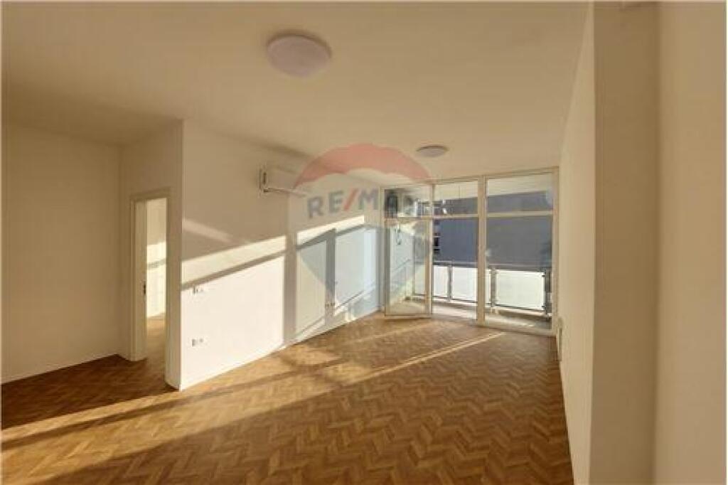 INVESTED OFFICE FOR RENT IN THE MUNICIPALITY OF PARIS !