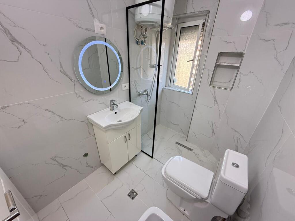 🏡 Vendesi in vendita Appartamento 2+1 con veranda 📍 Kinostudio – Via Myslym Keta, Tirana