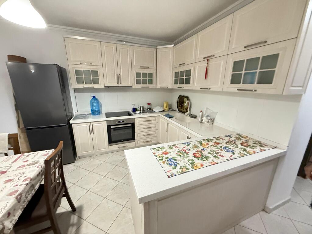 🏡 In affitto – Appartamento 2+1 📍 Vicino a 5 Maji, Tirana  📐 105 m² | 🛋️ 2 camere da letto + soggiorno | 🛁 2 bagni 🌞 Balcone | 🏗️ 2° piano con ascensore  💶 Affitto: 500 mila lek/mese 📌 Condizioni: 3 mesi di anticipo ❌ Non affittato a studenti  
