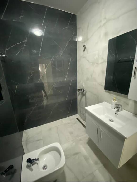 🏡 Me Qira – Apartament 2+2+1 📍 Liqeni i Thatë – Kompleksi FZ, kati i 2 📐 Apartament i bollshëm me organizim modern 🛋️ I mobiluar dhe gati për banim  💶 Qiraja: 650 € / muaj  