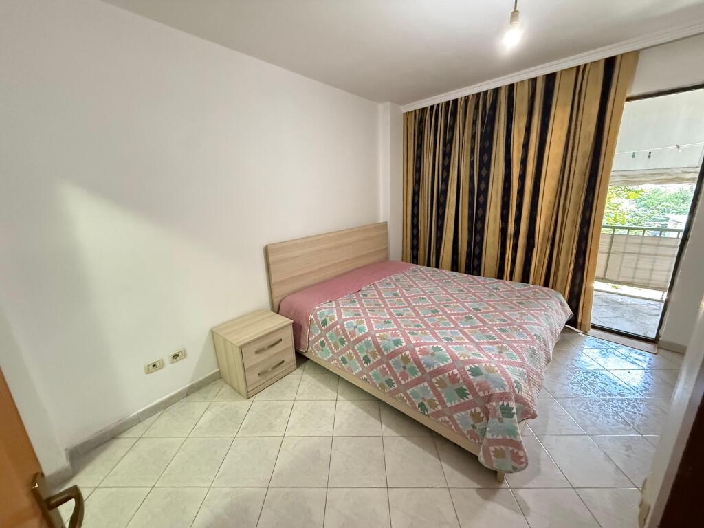 🏡 In affitto – Appartamento 2+1 📍 Vicino a 5 Maji, Tirana  📐 105 m² | 🛋️ 2 camere da letto + soggiorno | 🛁 2 bagni 🌞 Balcone | 🏗️ 2° piano con ascensore  💶 Affitto: 500 mila lek/mese 📌 Condizioni: 3 mesi di anticipo ❌ Non affittato a studenti  