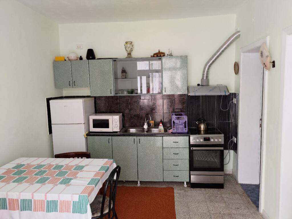 🏠Rruga Mine Peza,pas Komisariatit Nr.3 jepet me qera kati i 1-re i nje vile 2+1,i mobiluar 60,000Leke   