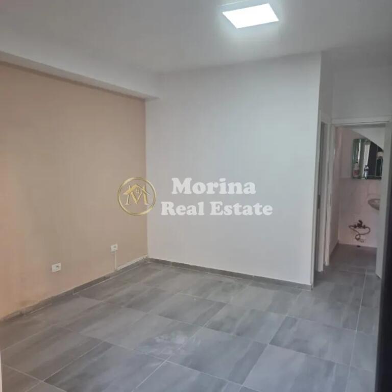 e Qera, Ambient Biznesi,  Rruga Fortuzi, 450 euro/muaj.