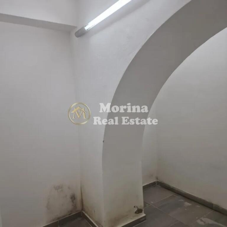 e Qera, Ambient Biznesi,  Rruga Fortuzi, 450 euro/muaj.