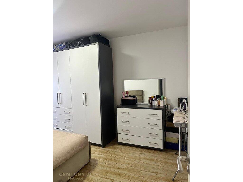 Apartament 1+1 + post parkimi Me Qira në Rruga 5 Maji!