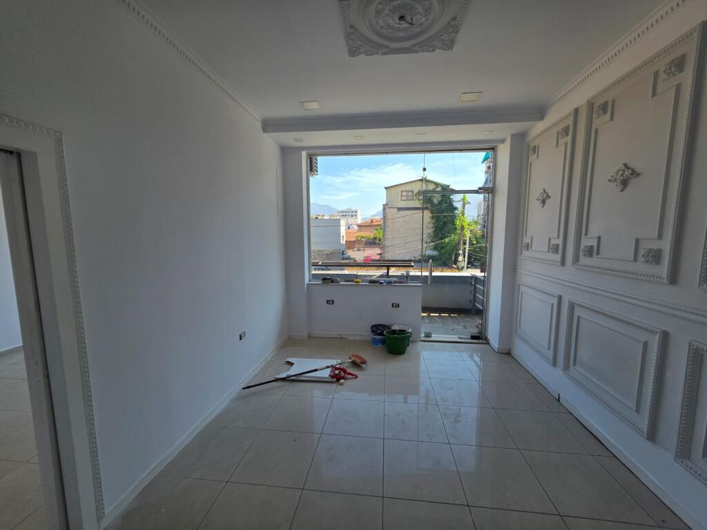 Via Dibres, vicino al Complesso Halili, si affitta locale commerciale, con superficie di 47.7m2, vuoto. 400 Euro (Netto)
