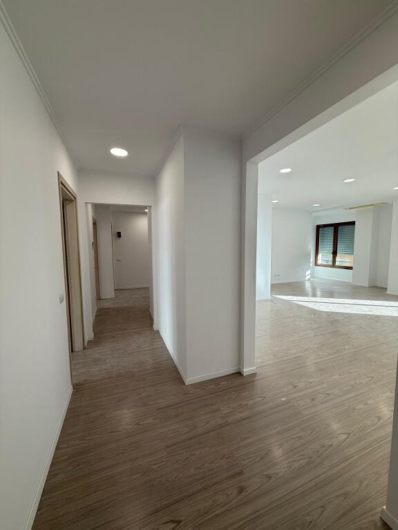 Office for rent at Hilton, 190m2, 250'000 leke