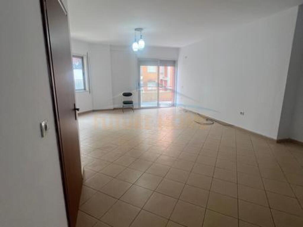 In vendita, Appartamento 3+1+2, Via Thesari, Fresk, Tirana.
