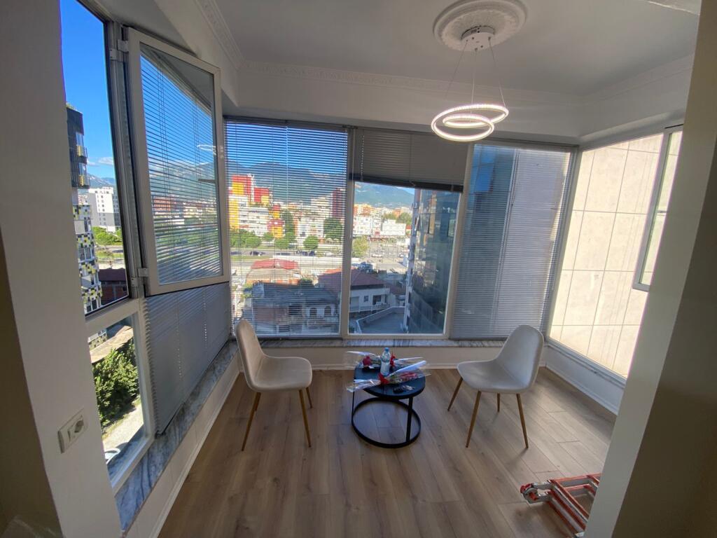 Jepet me qera 1+1 mobiluar  te stacioni I trenit 700 wu