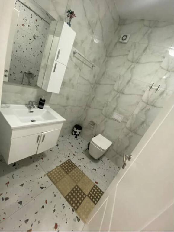 🏡 Me Qira – Apartament 2+2+1 📍 Liqeni i Thatë – Kompleksi FZ, kati i 2 📐 Apartament i bollshëm me organizim modern 🛋️ I mobiluar dhe gati për banim  💶 Qiraja: 650 € / muaj  