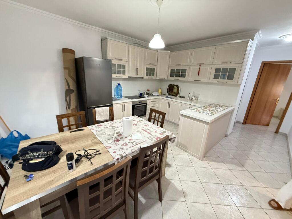 🏡 In affitto – Appartamento 2+1 📍 Vicino a 5 Maji, Tirana  📐 105 m² | 🛋️ 2 camere da letto + soggiorno | 🛁 2 bagni 🌞 Balcone | 🏗️ 2° piano con ascensore  💶 Affitto: 500 mila lek/mese 📌 Condizioni: 3 mesi di anticipo ❌ Non affittato a studenti  